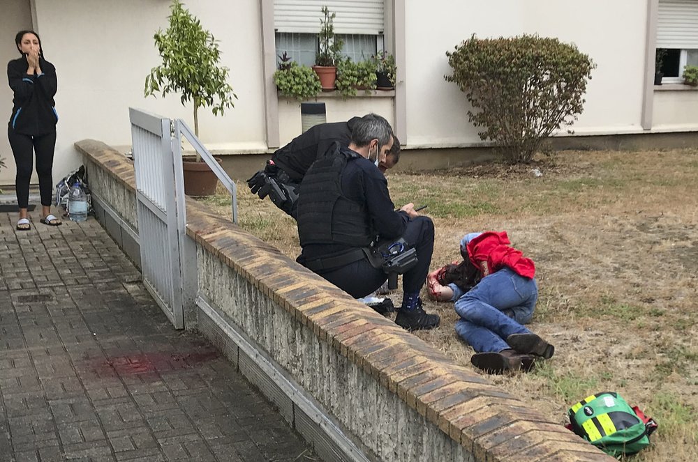 Stabbing in Paris, seven dead