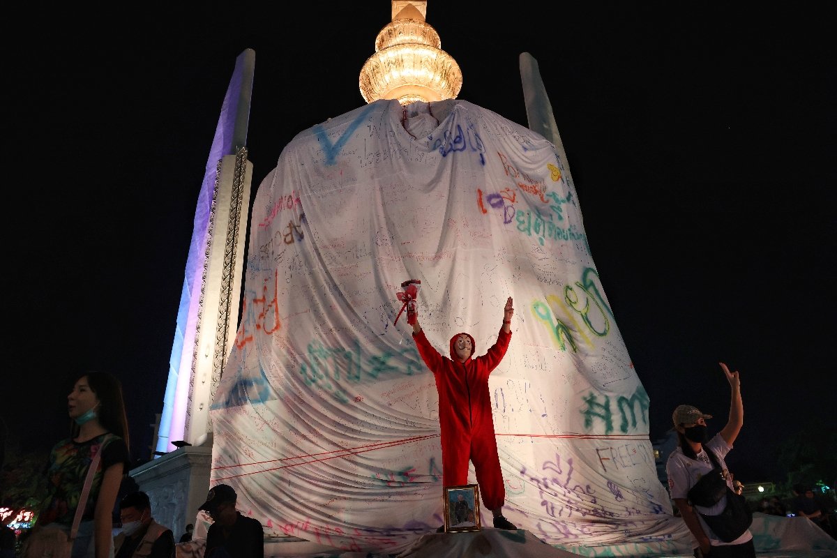 Thai protesters rally to display their rejection of the monarch (AFP)
