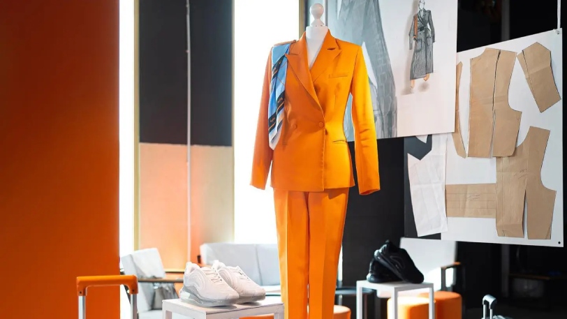 Airline uniform change