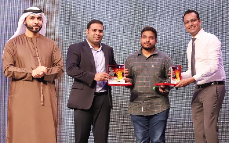 Winner Pradeep dvsk Recieving Prize from Malabar gold brach Manager libesh white shirt & Malabar Branch Manager Abdulla Black Suit -DED Official Mr. Ameeri N