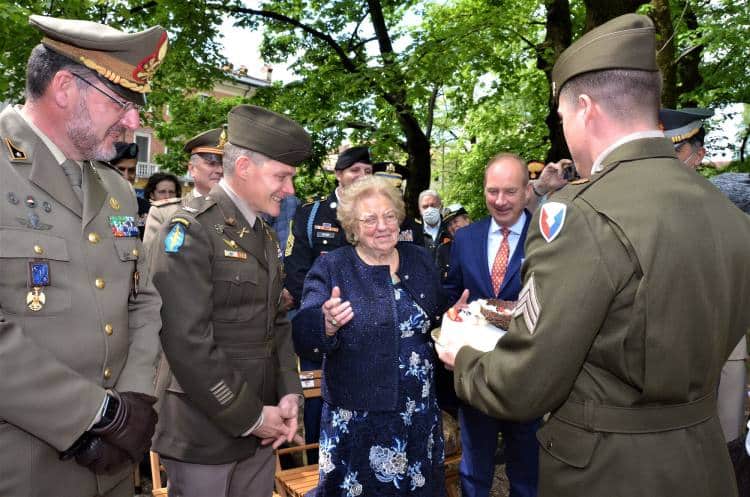 US military returns birthday cake to Italian woman, 77 years after soldiers stole it
