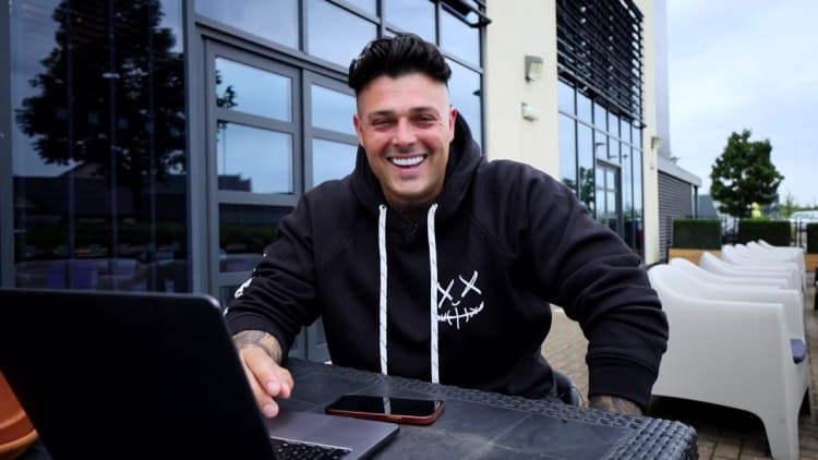 Lad flies 4,000 miles and spends £2,300 to track down thief who stole his AirPods