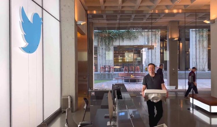 Musk visits Twitter HQ, with a sink in his hand