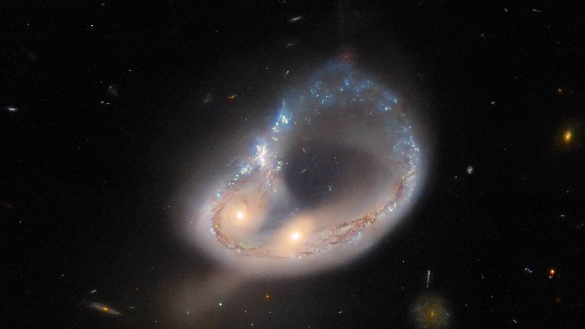 Hubble captures unusual galaxy merger in ancient universe1