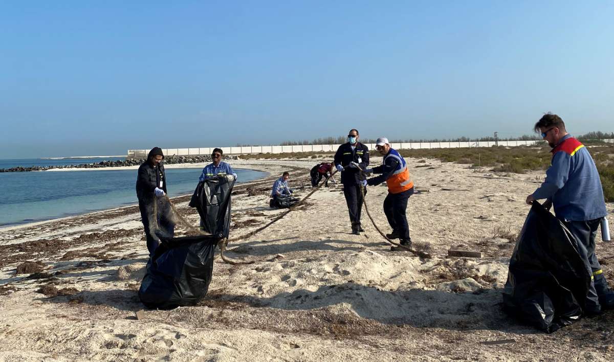 EGA volunteers clean up Al Taweelah beach ahead of turtle nesting season