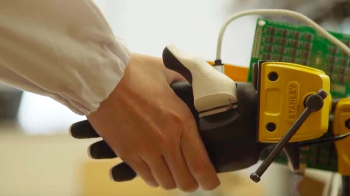 Chinese scientists develop e-skin to give robots sense of touch