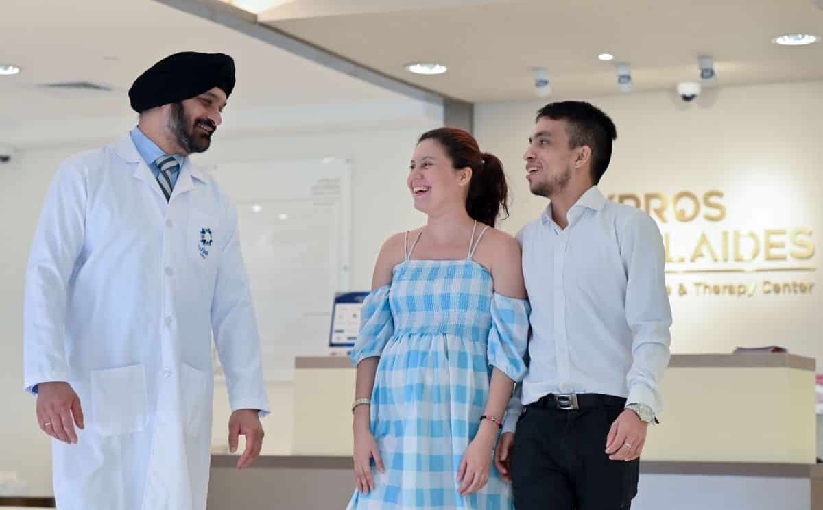 Dr. Mandeep Singh with Columbian patient Liz Valentina Parra Rodriguez and her husband Jason Mateo Moreno Gutierrez