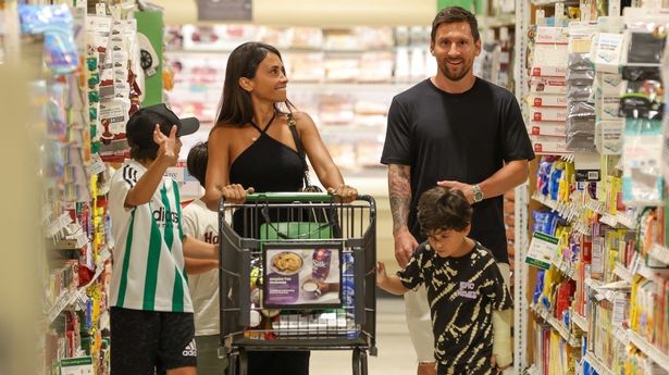 messi-shopping-at-local-supermarket