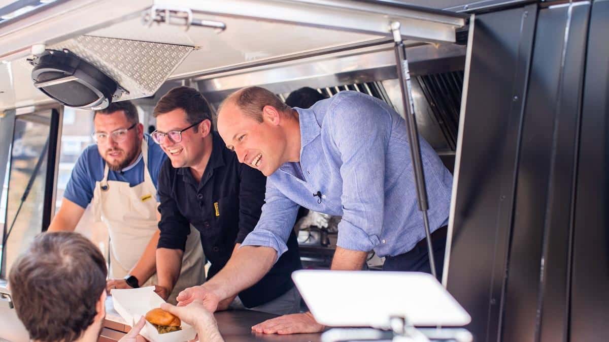 prince-willaim-serves-burgers-to-diners