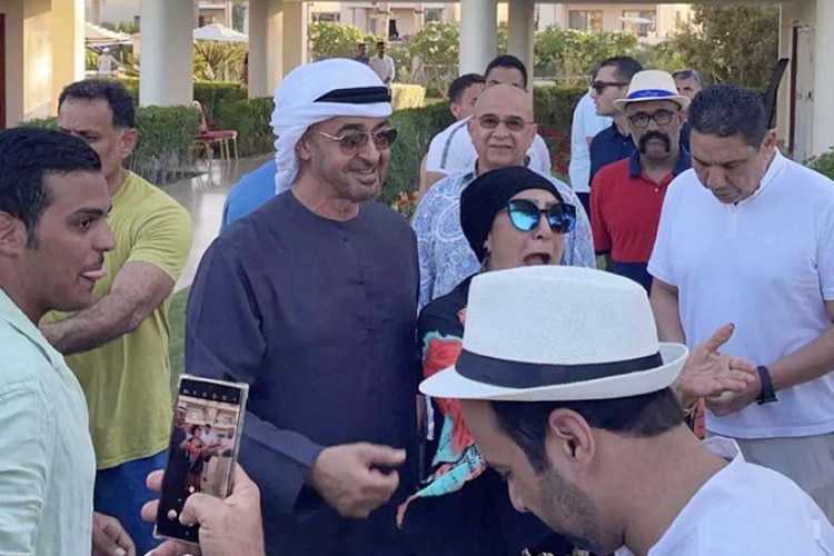 sheikh-mohamed-smiles-for-selfies-in-egypt
