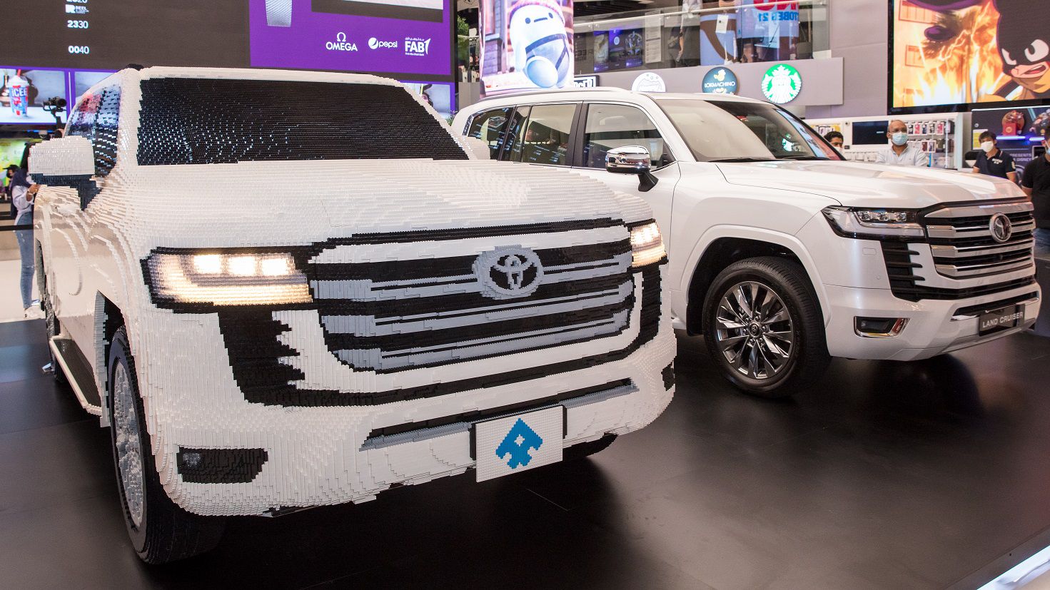 toyota-land-cruiser-made-of-legos