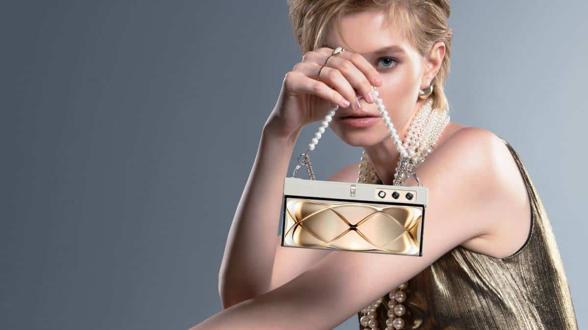 HONOR- V Purse- Fashion and Tech - Future- Lifestyle