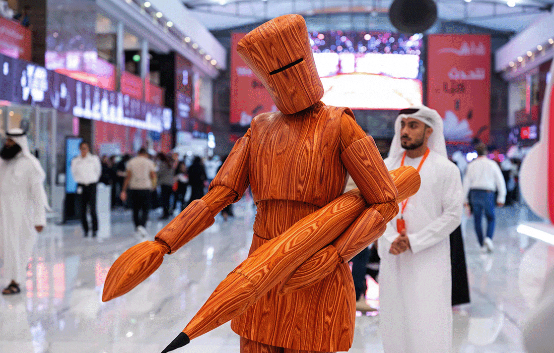 Wooden artist mannequin act enthralls visitors