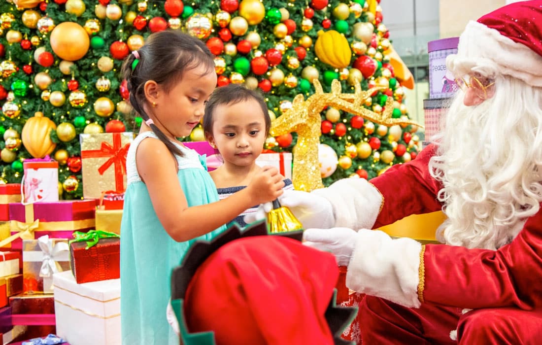 Christmas-Celebration-BurJuman-gifting-Santa-Claus
