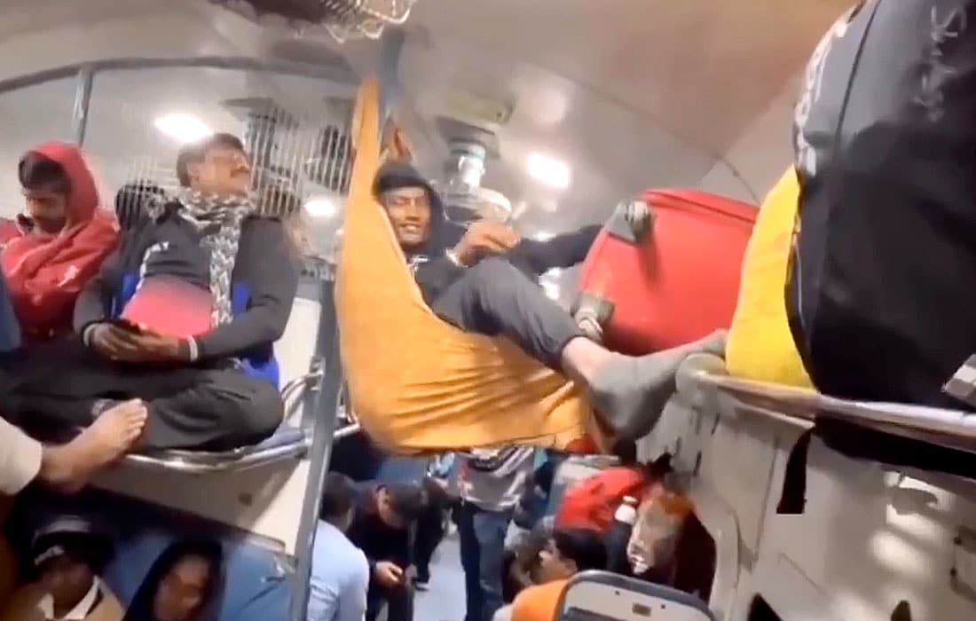 Indian-railway-train-hammock-man