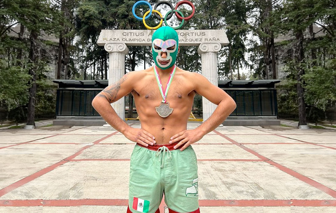 Mexican-wrestler-national-champion