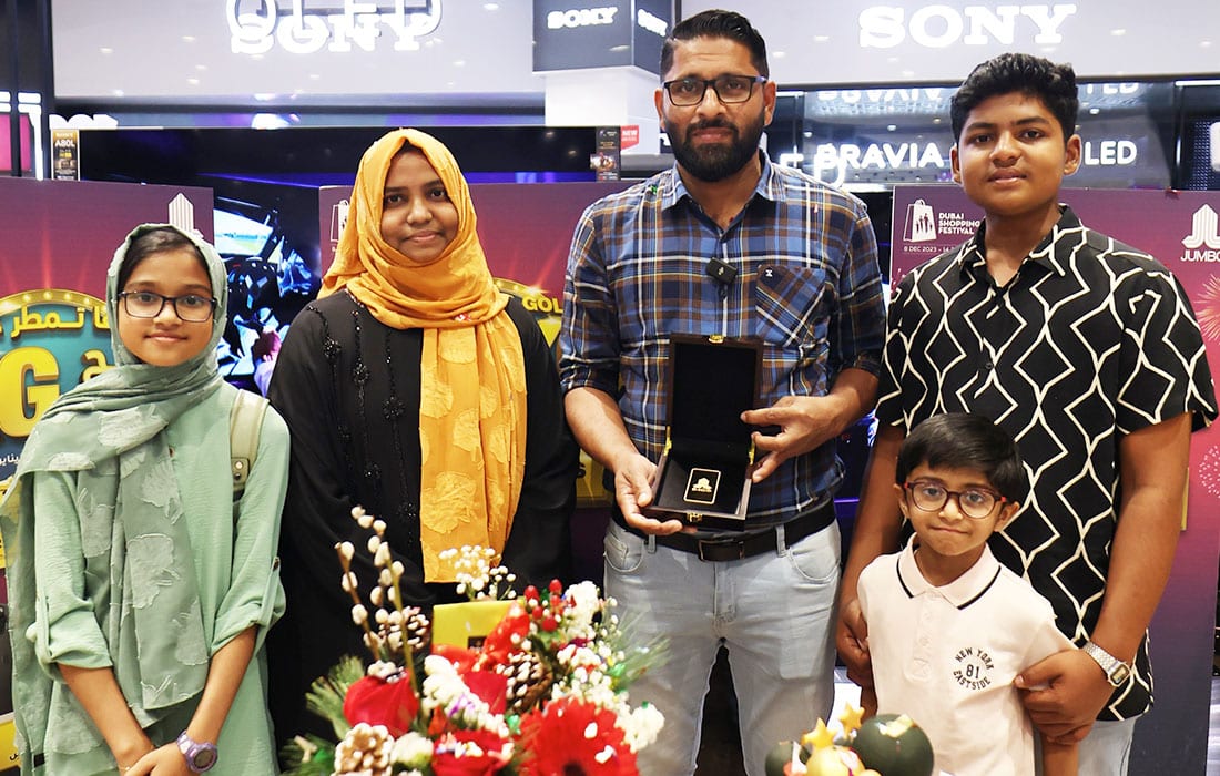 Indian-family-wins-gold-bar-Jumbo-DSF