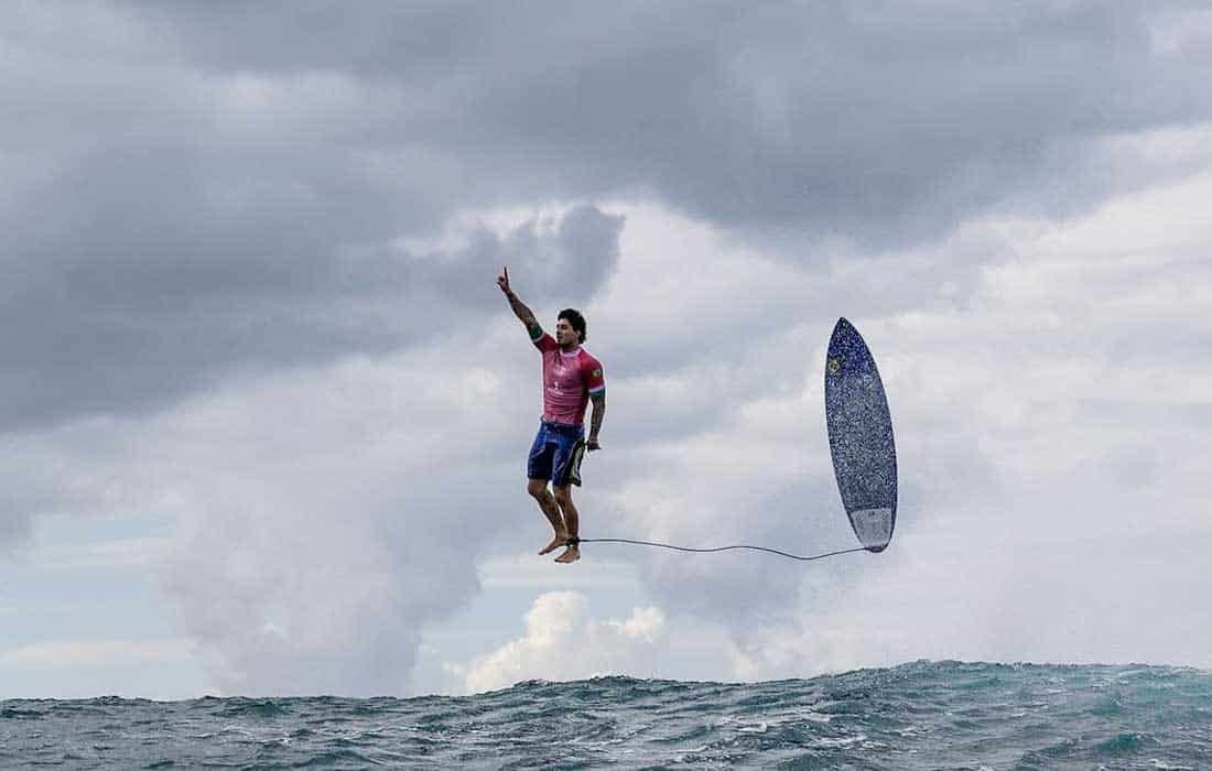 Gabriel Medina rides high in Olympic: Heavenly surfing shot stuns netizens