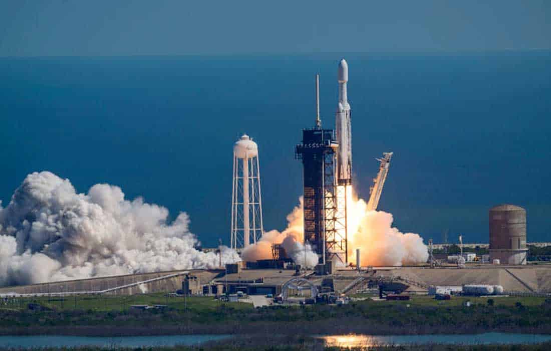 SpaceX aircraft returns to Earth after weather delays