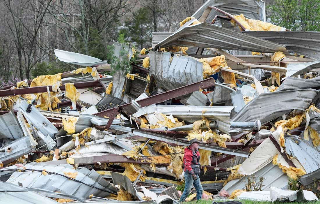 US tornado outbreak leaves seven dead amid rising flood risks