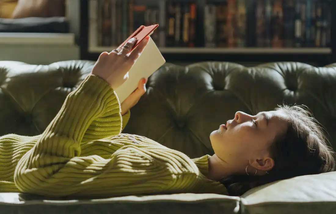Reading books comeback is officially cool again